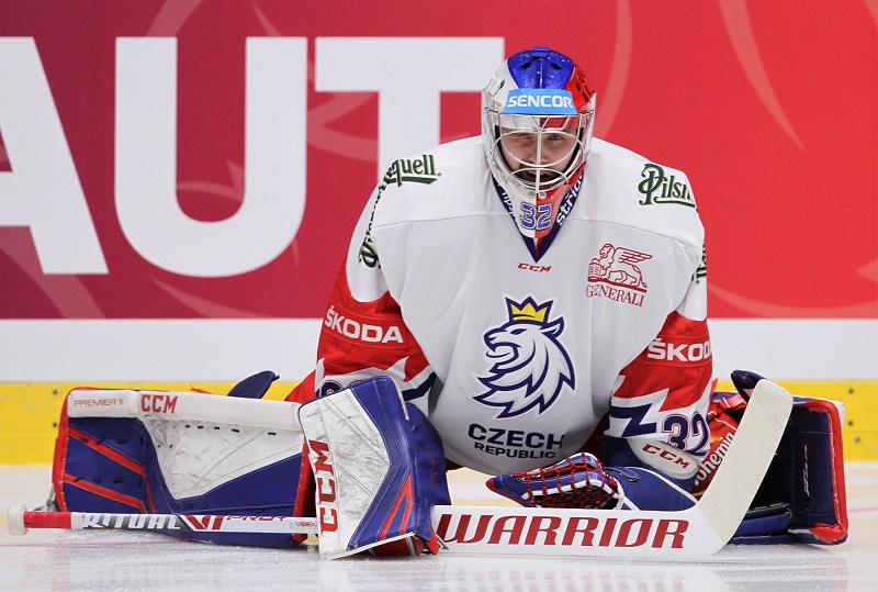 Patrik Bartošák se momentálně připravuje s hokejovou reprezentací na mistrovství světa.