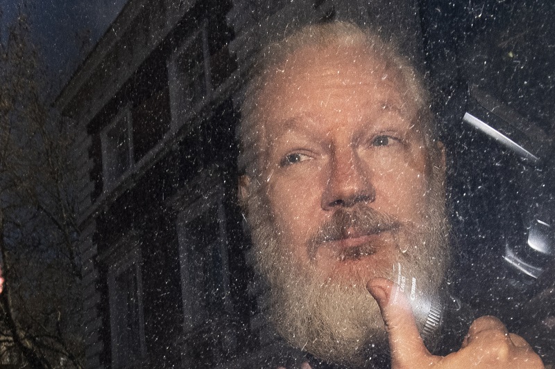 Julian Assange je odvážen z ekvádorského velvyslanectví v Londýně.