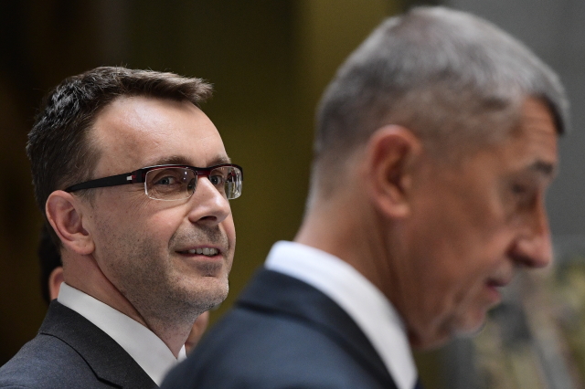 Předseda vlády Andrej Babiš (vpravo) uvedl 30. dubna 2019 v Praze do funkce ministra dopravy Vladimíra Kremlíka (vlevo).