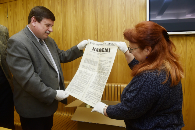 Miroslav Koudela ze Státního okresního archivu a vedoucí odboru památkové péče olomouckého magistrátu Vlasta Kauerová otevřeli 2. května 2019 v Olomouci kovová pouzdra, které objevili dělníci při opravě věže olomoucké radnice.