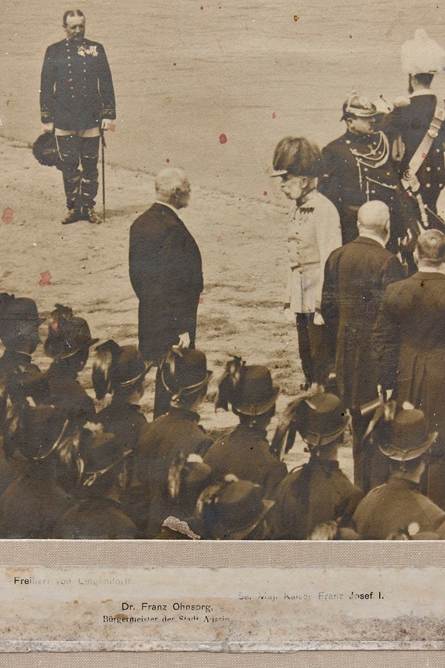 Fotografie zachycuje slavnostní přivítání císaře Františka Josefa I. v Ústí nad Labem. 