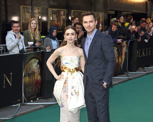 Lily Collinsová a Nicholas Hoult na slavnostní premiéře snímku Tolkien v Londýně.