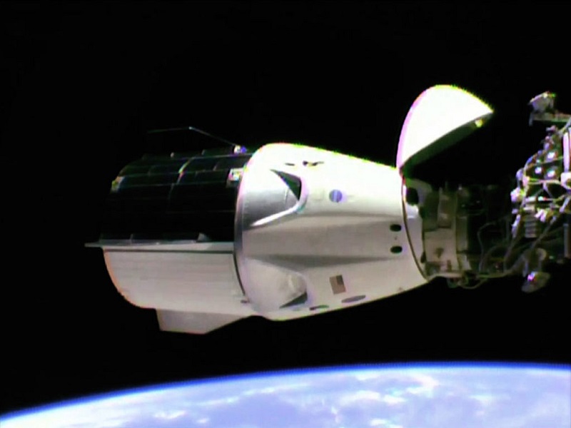 Start nákladní lodi Dragon musel být kvůli poruše elektrického vedení na ISS odložen.