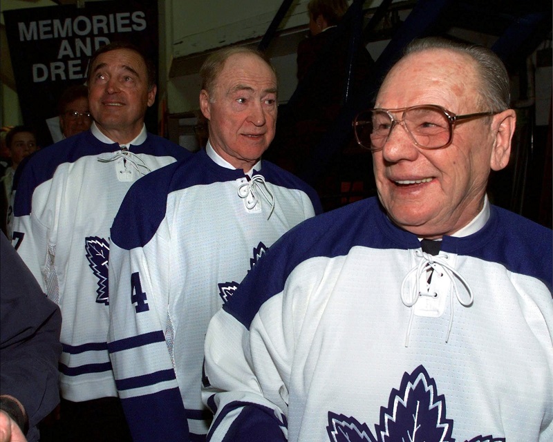 Ve věku 91 zemřela legenda NHL Leonard "Red" Kelly (na snímku uprostřed).