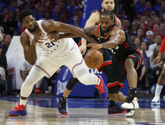 Zleva hráči Joel Embiid a Kawhi Leonard.
