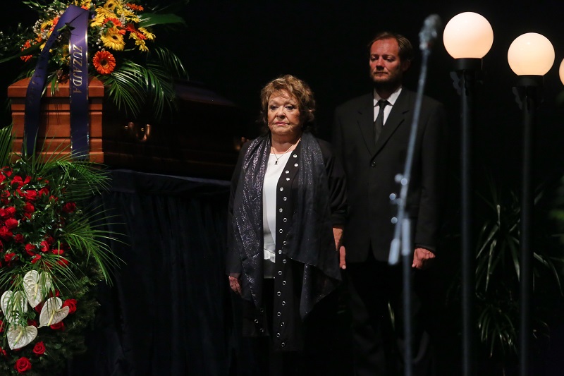 Jiřina Bohdalová na pohřbu Jaroslava Kepky.