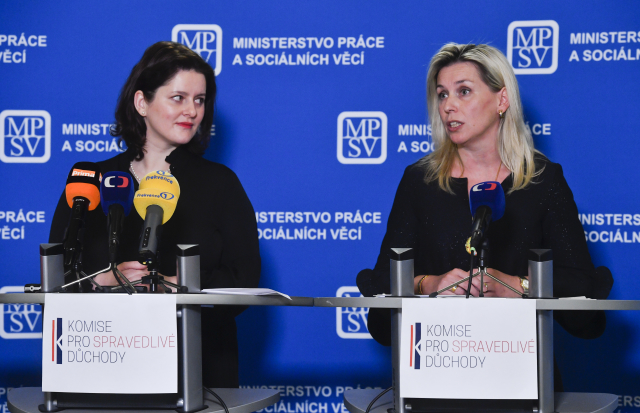 Předsedkyně komise Danuše Nerudová a ministryně práce Jana Maláčová (ČSSD). 
