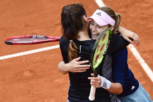 Tenisový turnaj žen J&T Banka Prague Open (antuka, dotace 250 tis. dolarů) - finále čtyřhra, 3. května 2019 v Praze. Zleva Anna Kalinská z Ruska a Viktória Kužmová ze Slovenska se radují z výhry nad česko-americkou dvojicí Květou Peschkeovou a Nicole Melicharovou.