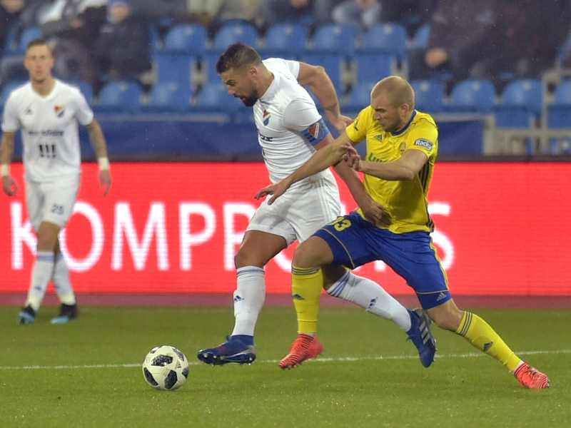 Zlínský Marek Hlinka (vpravo) ubránil v lize i hvězdného Milana Baroše. Zlínský Marek Hlinka (vpravo) ubránil v lize i hvězdného Milana Baroše.