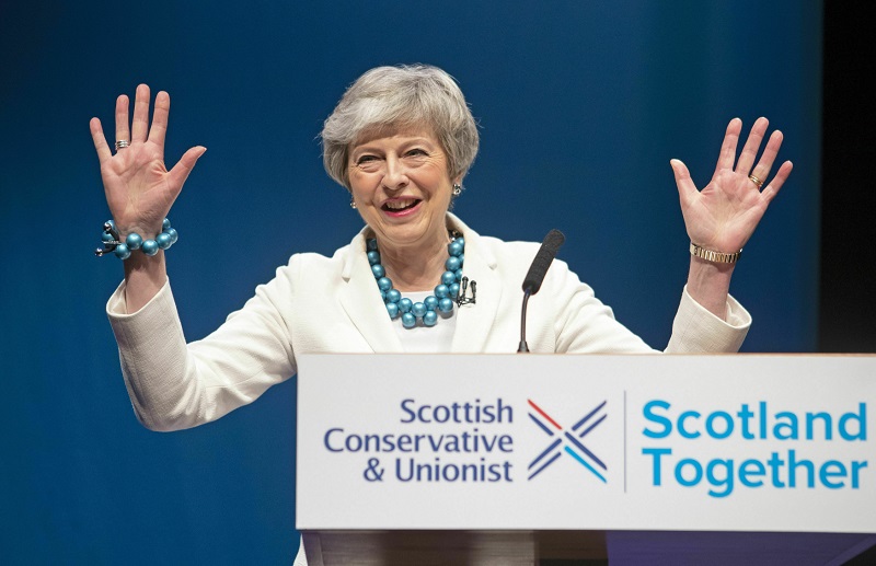 Britská premiérka Theresa Mayová reagovala na výsledky místních voleb.