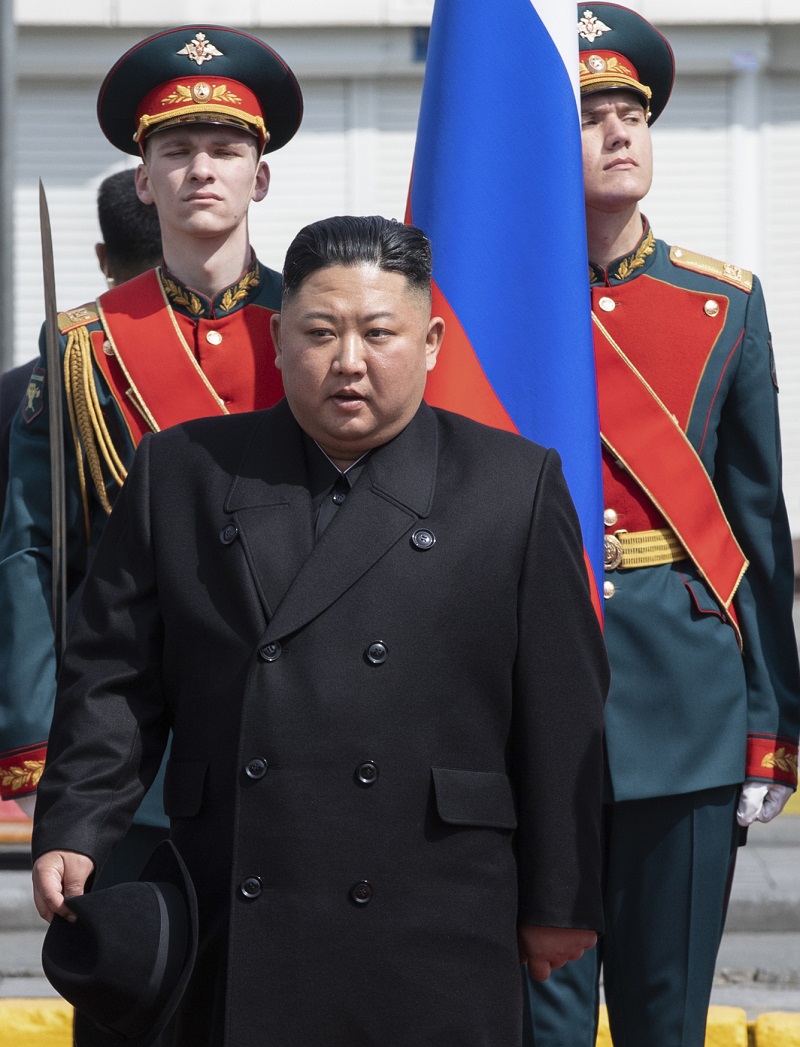 Severokorejský vůdce Kim Čong-un dohlížel na testy raketových zařízení.