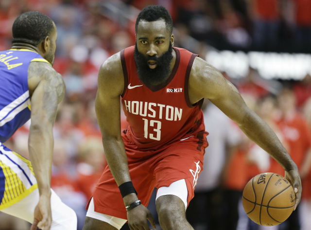James Harden při třetím zápase série proti Warriors.