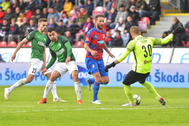 Marek Bakoš (v červeném) se snaží vystrašit Hrubého při výběhu.