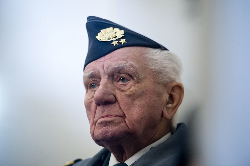 Válečný veterán Emil Boček dostane od Miloše Zemana státní vyznamenání.