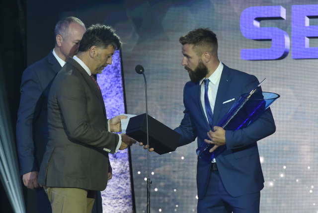 Milan Gulaš (vpravo) při přebírání ceny za nejlepšího hráče sezony. 