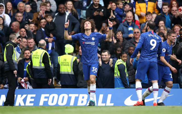 David Luiz slaví branku do sítě Watfordu. David Luiz slaví branku do sítě Watfordu.