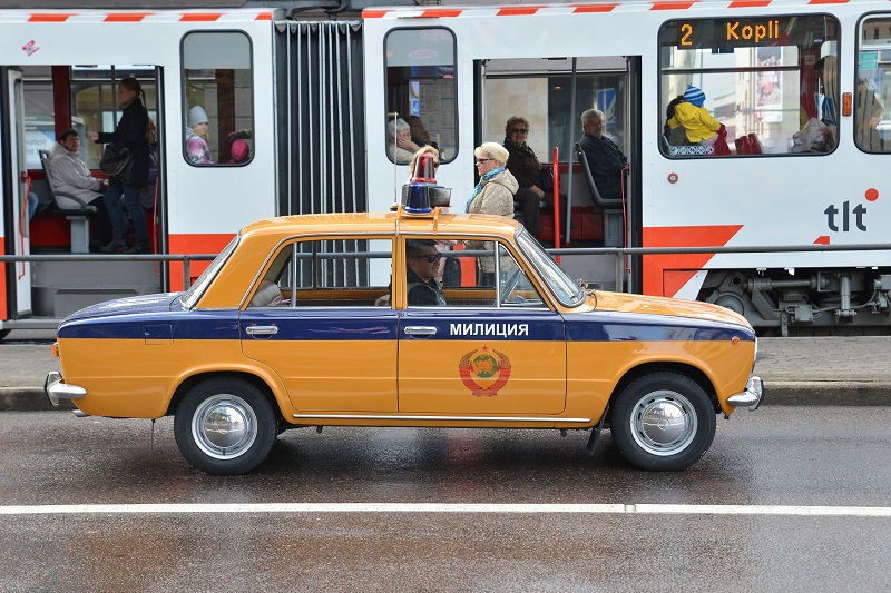 Dnes již historický vůz Lada.