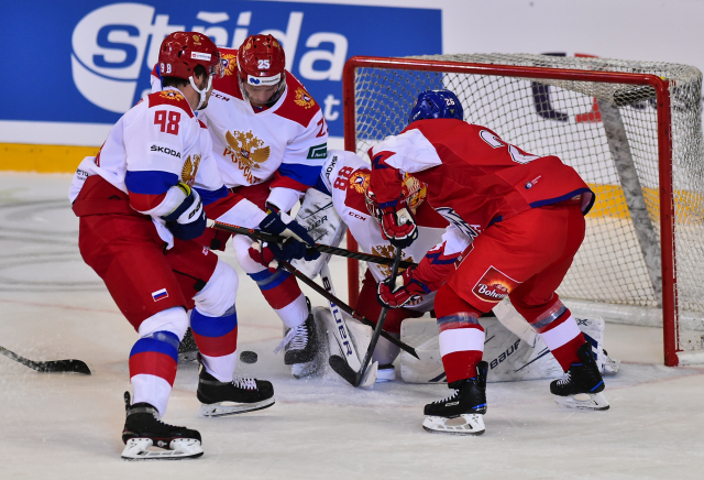 Michal Řepík v závaru před ruskou brankou.