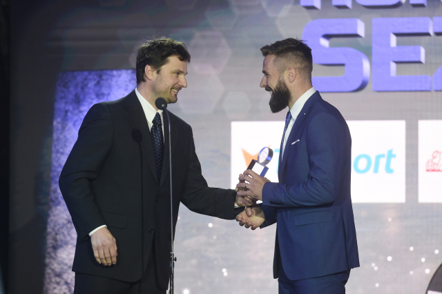 Milan Gulaš (vpravo) přebírá jednu z trofejí od Zdeňka Jandy.