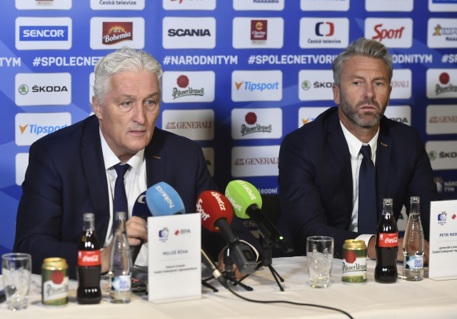 Miloš Říha (vlevo) s Petrem Nedvědem na nominační tiskové konferenci.