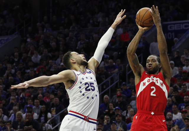 Kawhi Leonard z Raptors (vpravo) a Ben Simmons.