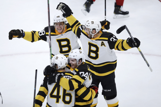 Radost hráčů Boston Bruins. 