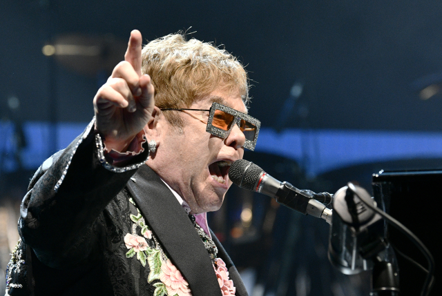 Zpěvák sir Elton John.
