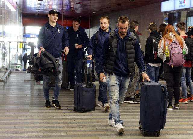 Reprezentační útočníci (zleva) David Tomášek, Dmitrij Jaškin, Jan Kovář a Michal Řepík na pražském Hlavním nádraží, odkud čeští hokejisté odjeli 7. května 2019 vlakem na mistrovství světa na Slovensku.