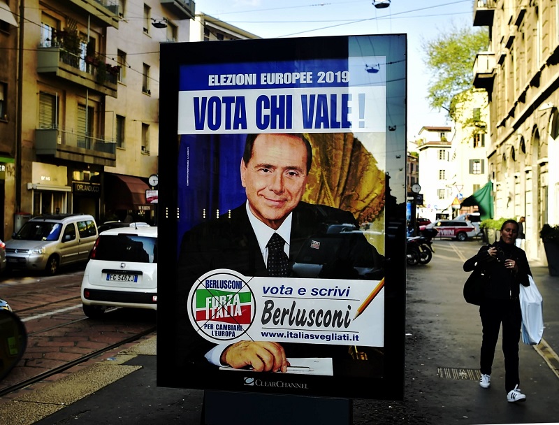 Zatčení politici kandidují za stranu Silvia Berlusconiho Vzhůru, Itálie!.