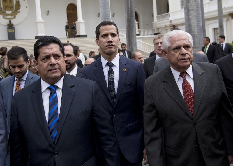 Juan Guaidó (uprostřed) se jako lídr opozice pokouší o převrat ve Venezuele.