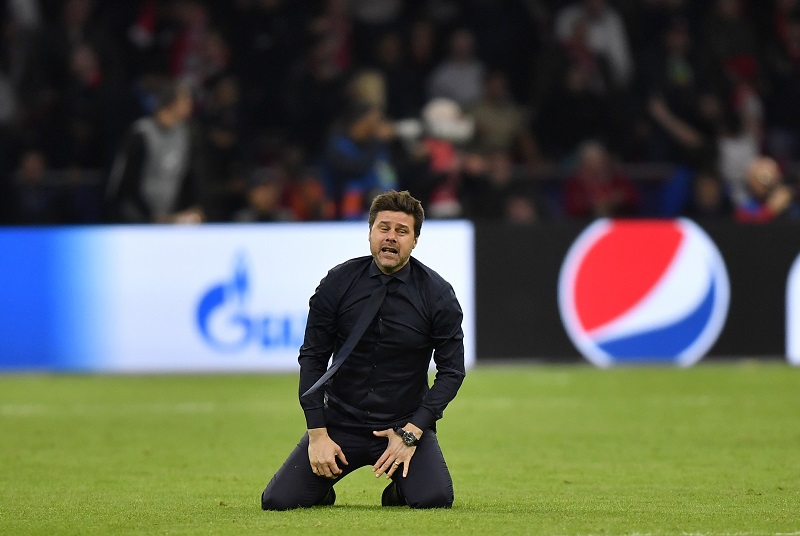 Trenér Tottenhamu Mauricio Pochettino emotivně slavil se svými hráči postup do finále Ligy mistrů.