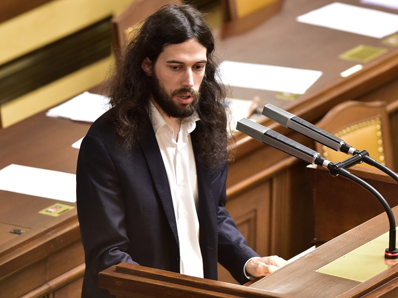 Nejen Pirátům se nelíbí dočasná náhrada za Fajta manažerem Agrofertu. Nejen Pirátům se nelíbí dočasná náhrada za Fajta manažerem Agrofertu.