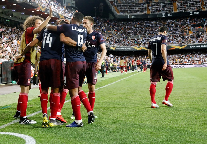 ŽIVĚ: Arsenal míří do finále, Chelsea je v problémech.