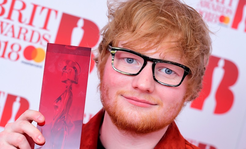 Ed Sheeran (na snímku) i Justin Bieber se loni tajně oženili.