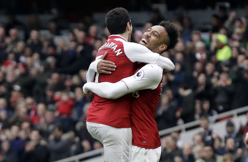 Fotbalistům Arsenalu možná bude ve finále Evropské ligy s Chelsea v Baku chybět záložník Henrik Mchitarjan (na snímku vlevo).
