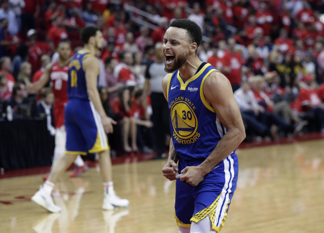 Obhájce titulu táhl rozehrávač Stephen Curry.
