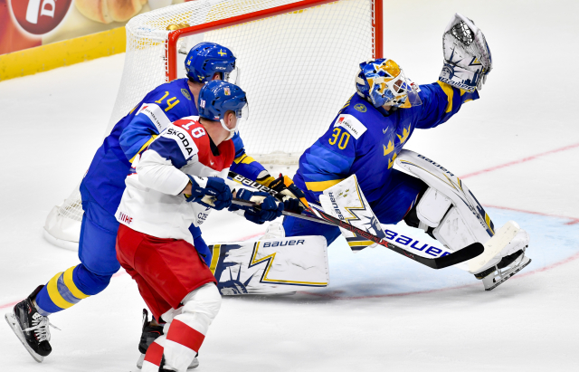 Zleva Mattias Ekholm ze Švédska, Ondřej Palát z ČR a brankář Švédska Henrik Lundqvist. Zleva Mattias Ekholm ze Švédska, Ondřej Palát z ČR a brankář Švédska Henrik Lundqvist.