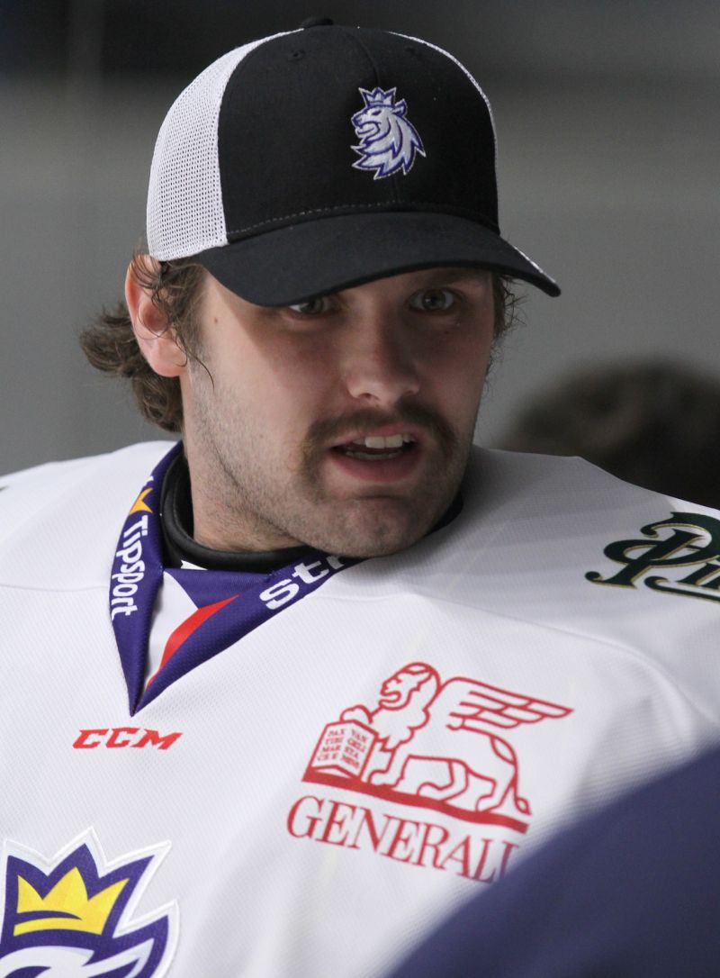 Hokejový brankář Patrik Bartošák.