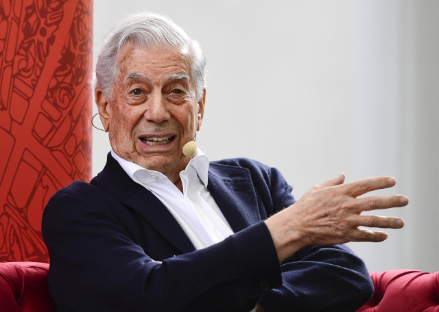 Peruánský spisovatel a novinář Mario Vargas Llosa. Peruánský spisovatel a novinář Mario Vargas Llosa.