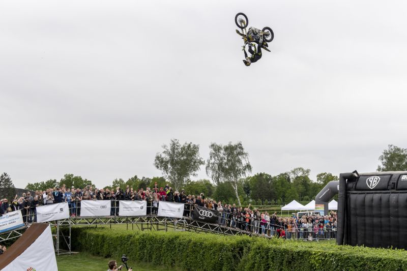 Freestyle motokrosař Filip Podmol skáče přes Taxisův příkop. Freestyle motokrosař Filip Podmol skáče přes Taxisův příkop.