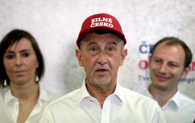 Hnutí ANO se inspirovalo kampaní amerického prezidenta Donalda Trumpa a prezentuje se s červenými čepicemi s nápisem "Silné Česko".