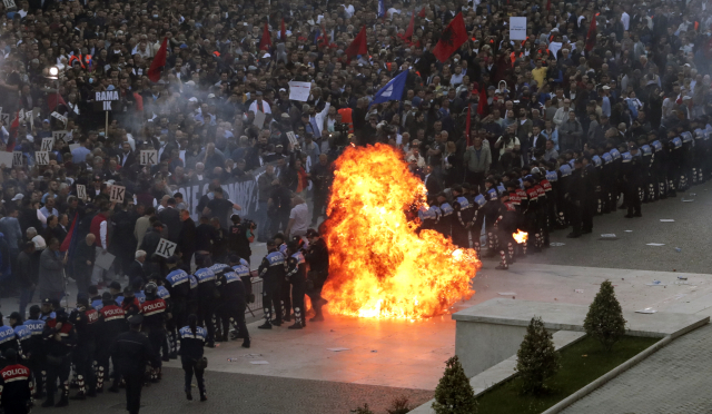 Protivládní demonstrace v Tiraně.
