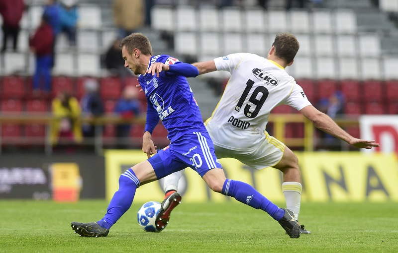 Hráč Zlína Pablo Podio v souboji s mladoboleslavským kanonýrem v boji o Evropu.