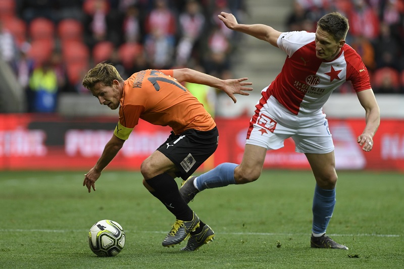 Patrik Hrošovský v souboji s Milanem Škodou.