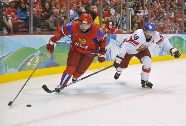 Jaromír Jágr v souboji s Pavlem Dacjukem (MS 2010).