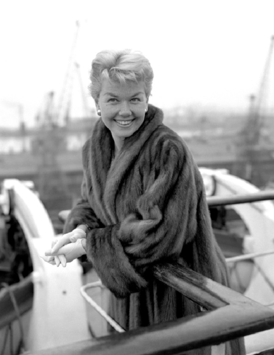 Americká zpěvačka a herečka Doris Dayová.