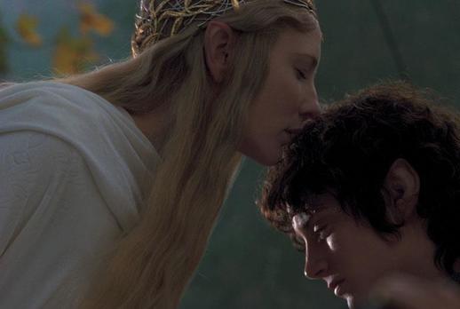 Jako Galadriel v trilogii Pán prstenů.