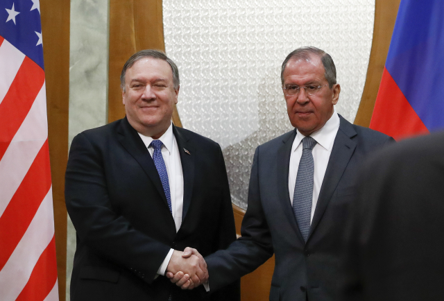 Ruský ministr zahraničí Sergej Lavrov (vpravo) a jeho americký protějšek Mike Pompeo (vlevo).