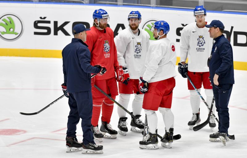 Zleva trenér brankářů Zdeněk Orct, obránci David Musil a Filip Hronek, útočníci Jan Kovář a Dominik Kubalík a asistent trenéra Karel Mlejnek.