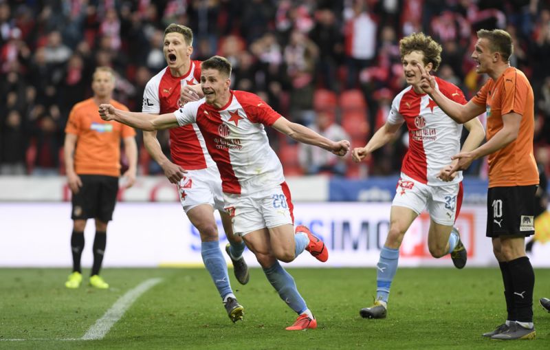 Fotbalista Slavie Lukáš Masopust slaví gól do sítě Plzně.